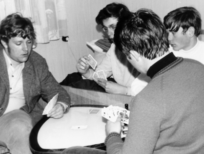 Stammtischbrüder beim Skat im Jahr 1970